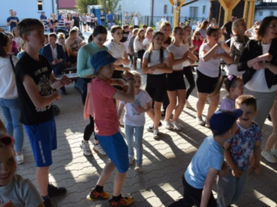 Zdjęcie z uroczystego otwarcia obiektów na ul.Centralnej i festynu w Dąbrowie.