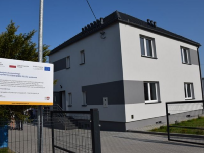 Zdjęcie z uroczystego otwarcia obiektów na ul.Centralnej i festynu w Dąbrowie.