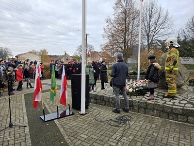 Zdjęcie z uroczystości 11 listopada 2023r. w Dąbrowie.