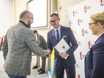 zdjęcie z podpisania umowy