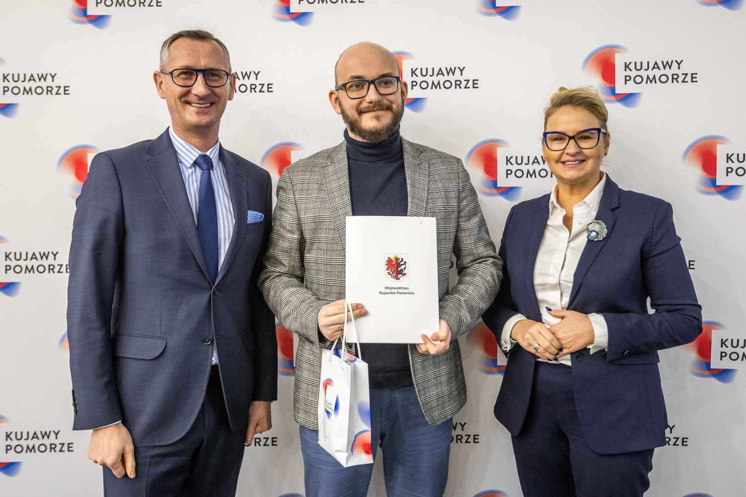 zdjęcie z podpisania umowy
