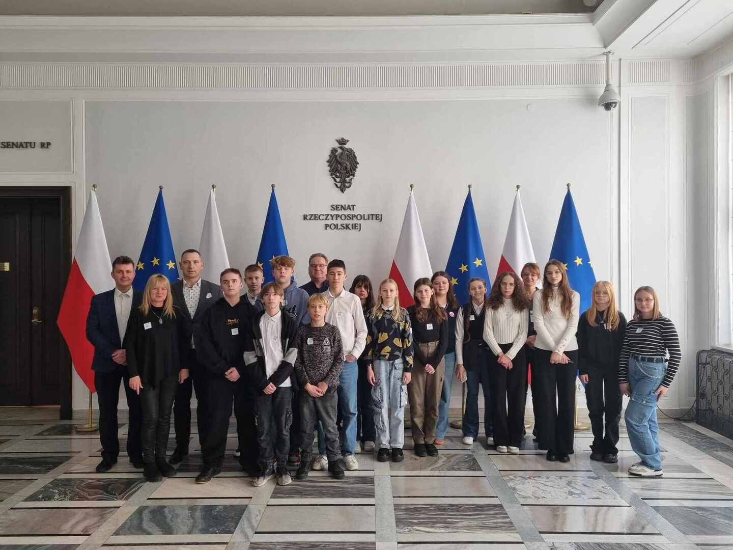 Zdjęcie z wycieczki Młodzieżowej Rady Gminy w Dąbrowie.