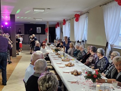 Zdjęcie z balu seniorów.