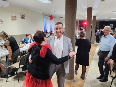 Zdjęcie z balu seniorów.