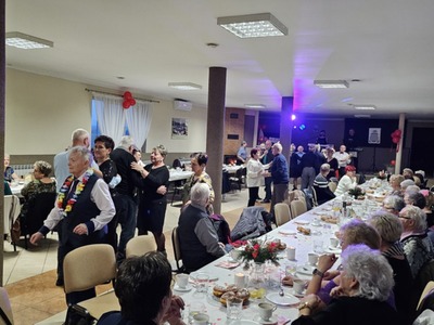 Zdjęcie z balu seniorów.