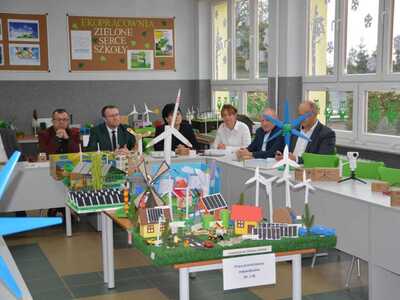 zdjęcie z otwarcia ekopracowni w SP Dąbrowa