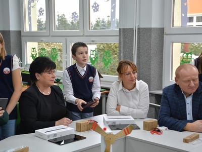zdjęcie z otwarcia ekopracowni w SP Dąbrowa