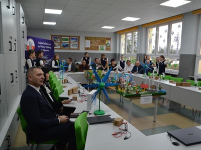 zdjęcie z otwarcia ekopracowni w SP Dąbrowa