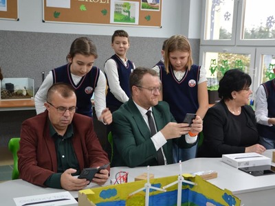 zdjęcie z otwarcia ekopracowni w SP Dąbrowa