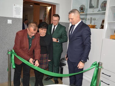 zdjęcie z otwarcia ekopracowni w SP Dąbrowa