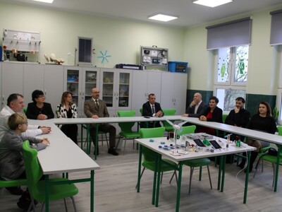 zdjęcie z otwarcia ekopracowni w SP Szczepanowo