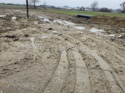 Zdjęcie drogi zniszczonej po budowie rurociągu.