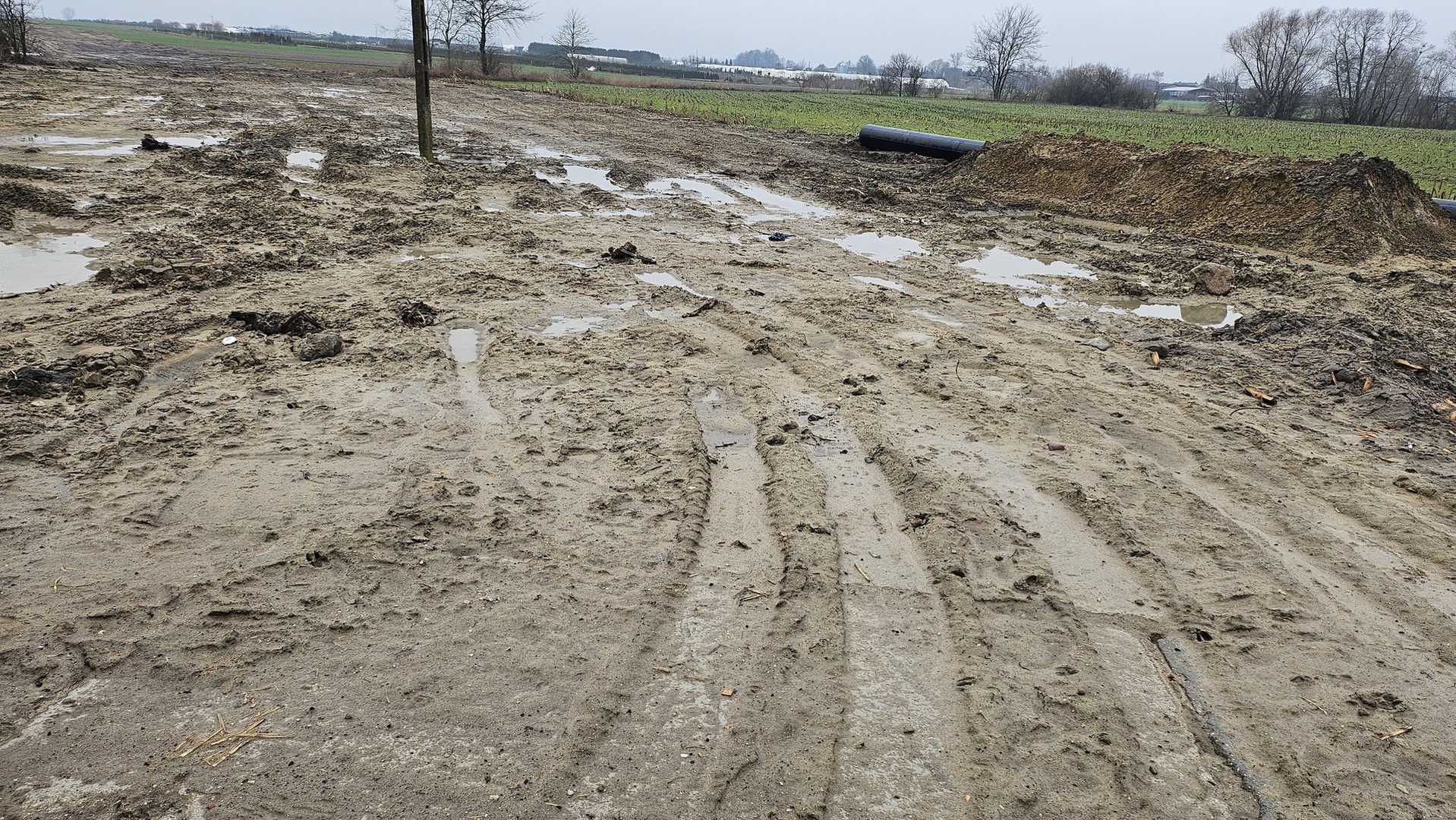 Zdjęcie drogi zniszczonej po budowie rurociągu.