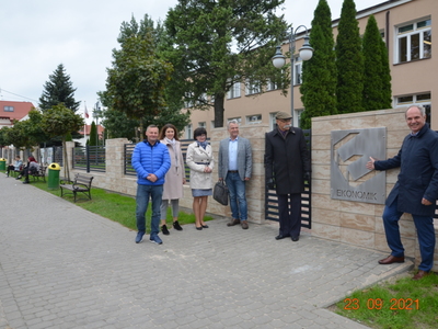 Ogrodzenie przy Zespole Szkół Nr 2 w Ostrowi Mazowieckiej [400x300]