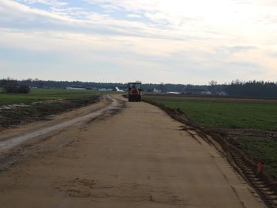 Trwają roboty budowlane przy rozbudowie drogi powiatowej