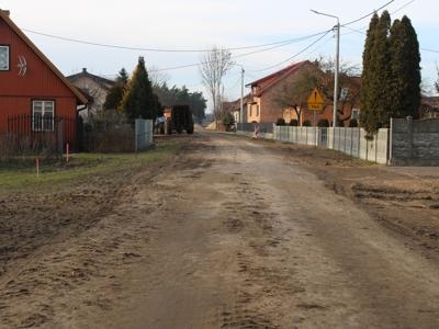Trwają roboty budowlane przy rozbudowie drogi powiatowej