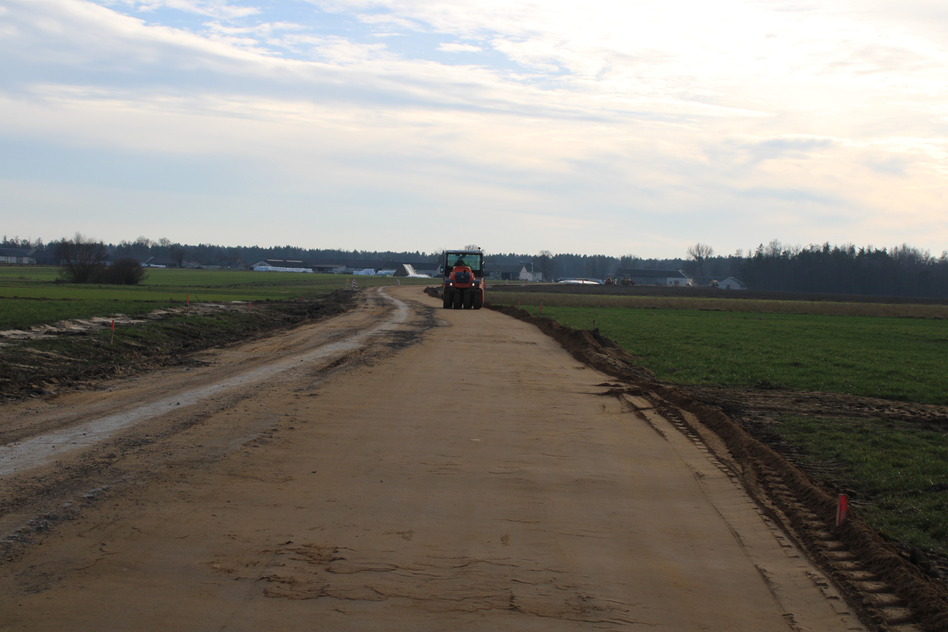 Trwają roboty budowlane przy rozbudowie drogi powiatowej
