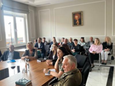 📣POSIEDZENIE OSTROWSKIEGO POWIATOWEGO ZESPOŁU ZARZĄDZANIA KRYZYSOWEGO – PRYSZCZYCA