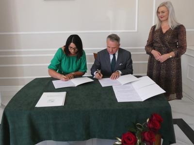 Podpisanie aktów przez Starostę Ostrowskiego i nauczyciela