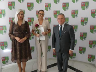 Od lewej: Przewodnicząca Rady Powiatu w Ostrowi Mazowieckiej Dorota Subda, mianowana nauczycielka, Starosta Ostrowski Jerzy Bauer 