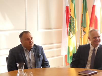 Od lewej: Wicestarosta Bartłomiej Tomasz Pieńkowski, Dyrektor ZS nr 1 w Ostrowi Mazowieckiej Piotr Siwek 