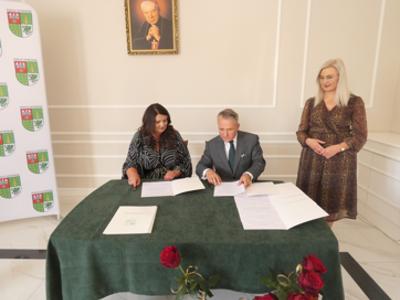 Podpisanie aktów przez Starostę Ostrowskiego i nauczyciela