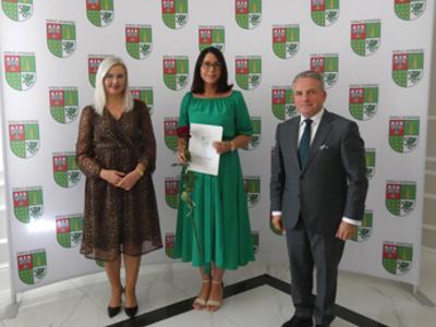 Od lewej: Przewodnicząca Rady Powiatu w Ostrowi Mazowieckiej Dorota Subda, mianowana nauczycielka, Starosta Ostrowski Jerzy Bauer 