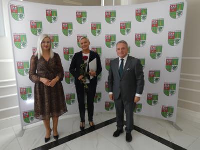 Od lewej: Przewodnicząca Rady Powiatu w Ostrowi Mazowieckiej Dorota Subda, mianowana nauczycielka, Starosta Ostrowski Jerzy Bauer 