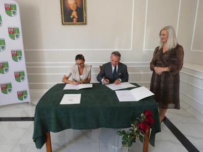Podpisanie aktów przez Starostę Ostrowskiego i nauczyciela