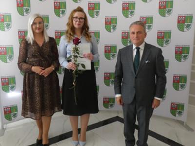 Od lewej: Przewodnicząca Rady Powiatu w Ostrowi Mazowieckiej Dorota Subda, mianowana nauczycielka, Starosta Ostrowski Jerzy Bauer 