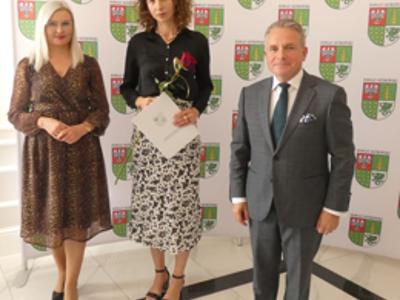 Od lewej: Przewodnicząca Rady Powiatu w Ostrowi Mazowieckiej Dorota Subda, mianowana nauczycielka, Starosta Ostrowski Jerzy Bauer 