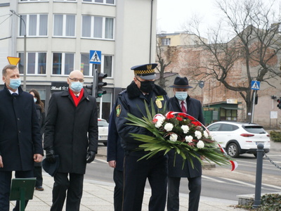 władze samorządowe składają kwiaty pod pomnikiem