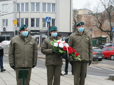 przedstawiciele wojska składają kwiaty