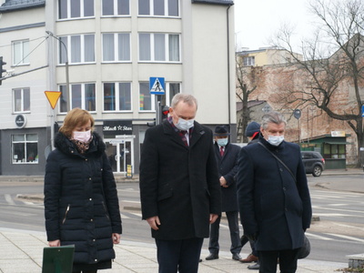 przedstawiciele szkół składają kwiaty