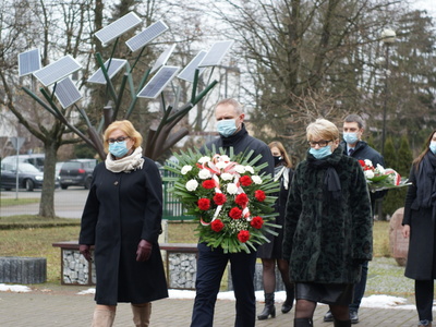 delegacja ZS Nr 1 w Ostrowi Mazowieckiej składa kwiaty