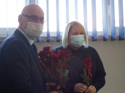 Starosta Ostrowski wręcza kwiaty pracownikowi Starostwa Powiatowego 