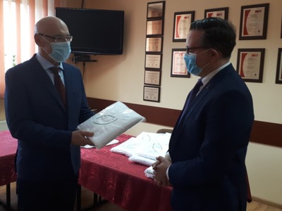 Starosta Ostrowski przekazuje na ręce Dyrektora Szpitala kocyk