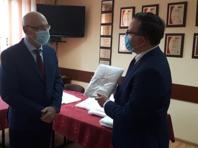 Dyrektor Szpitala odbiera przekazany  przez Starostę Ostrowskiego kocyk