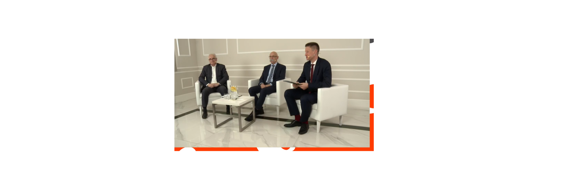 na zdjęciu wicestarosta, starosta ostrowski oraz prowadzący konferencję