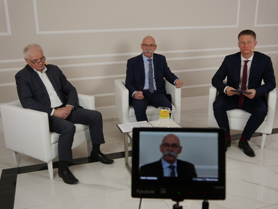 w kadrze: wicestarosta, starosta ostrowski i konferansjer