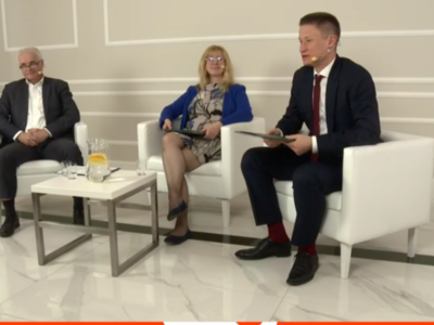 na zdjęciu: wicestarosta, psycholog, prowadzący konferencję