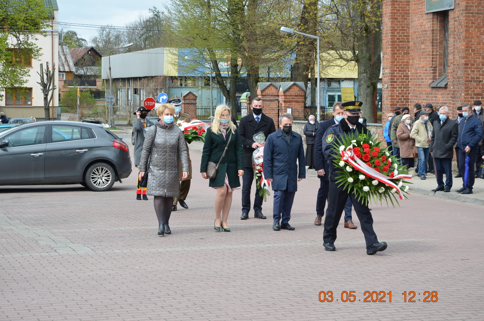 Władze samorządowe składają kwiaty przed pomnikiem na Placu Wolności 