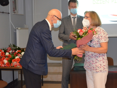 Starosta Ostrowski wręcza kwiaty pracownicy ostrowskiego szpitala 