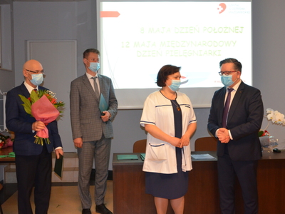 Starosta ostrowski, dyrektor SPZZOZ dziękują naczelnej pielęgniarce w ostrowskim szpitalu 