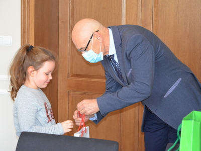 Starosta ostrowski wręcza nagrodę laureatce konkursu