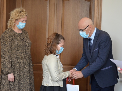 Starosta ostrowski wręcza nagrodę laureatce konkursu