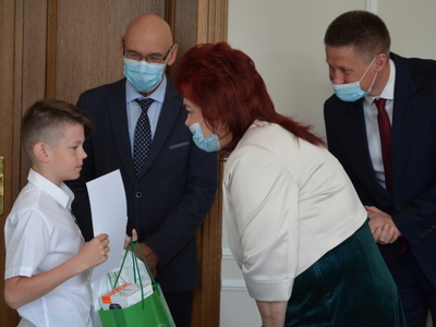 Kierownik KRUS wręcza nagrodę laureatowi konkursu