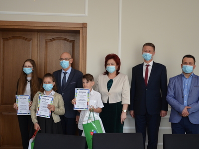 Laureaci konkursu wraz przedstawicielami władz powiatowych oraz KRUS
