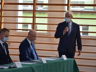 przemawia Dyrektor Powiatowego Centrum Edukacji Zawodowej we Wrześni Pan Marek Dyba