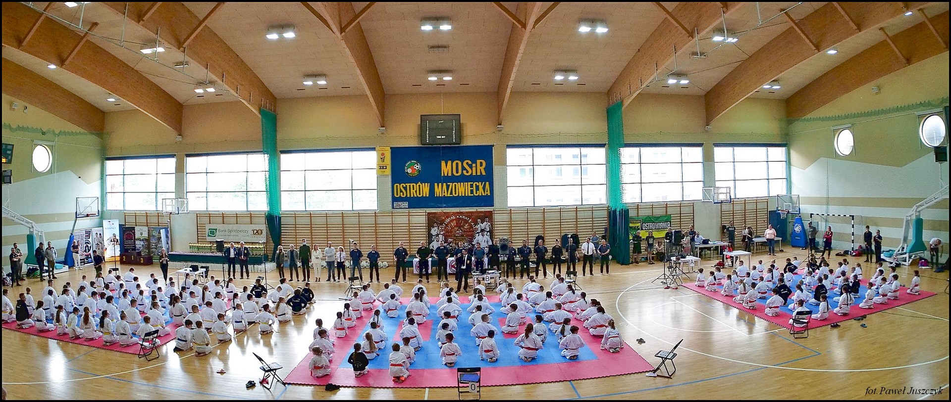XI turniej karate Kyokushin - widok na salę z zawodnikami